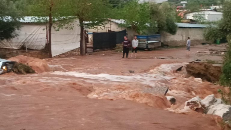 Adana Kozan’da sağanak yağış sele dönüştü, bir kişi hayatını kaybetti