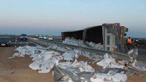Aksaray’da yardım etmeye çalışan araca çarpan otomobil can aldı, beş kişiyi yaraladı
