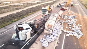 Aksaray’da yem yüklü TIR kontrolden çıkarak refüje devrildi, 1 kişi hayatını kaybetti