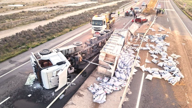 Aksaray’da yem yüklü TIR kontrolden çıkarak refüje devrildi, 1 kişi hayatını kaybetti