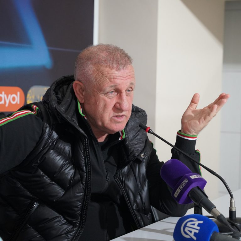 Amed Sportif Faaliyetler’de Teknik Direktör Mesut Bakkal Görevinden Ayrıldı