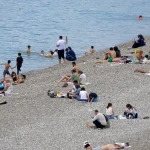 Antalya’da güneşli hava sahillerde yaz havası estirdi