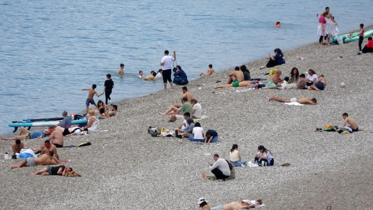 Antalya’da güneşli hava sahillerde yaz havası estirdi