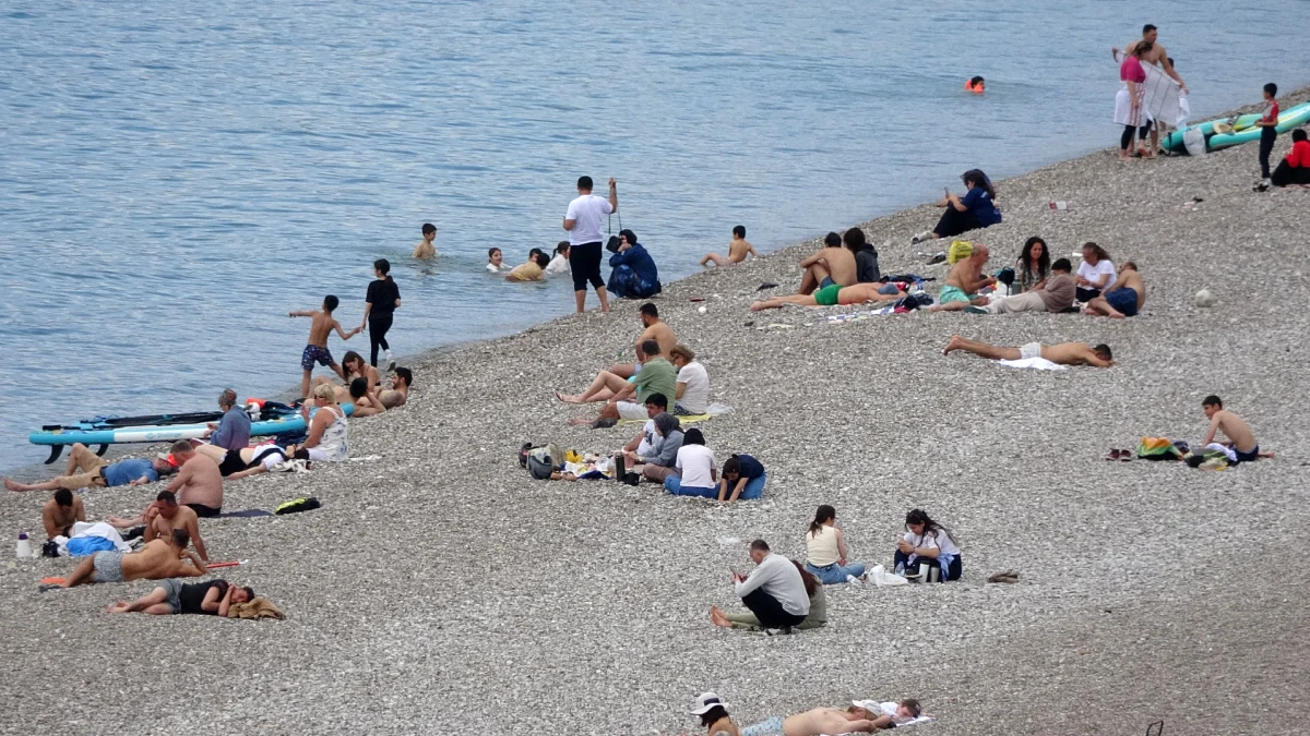 Antalya’da güneşli hava sahillerde yaz havası estirdi