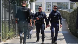 Atina’da 89 yaşındaki şüphelinin kamu kurumlarına silahlı saldırısı beş kişiyi yaraladı