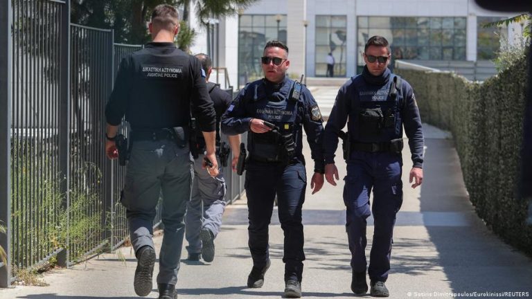 Atina’da 89 yaşındaki şüphelinin kamu kurumlarına silahlı saldırısı beş kişiyi yaraladı