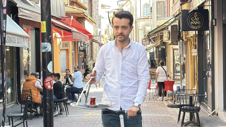 Bartın’da çay servisini hoverboard ile hızlandıran esnaf görenleri şaşırtıyor