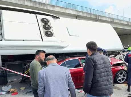 Bartın’da özel halk otobüsü otomobilin üzerine devrildi, 12 kişi hastaneye kaldırıldı