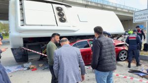 Bartın’da özel halk otobüsü ve otomobil kazasında 12 kişi hastanelik oldu