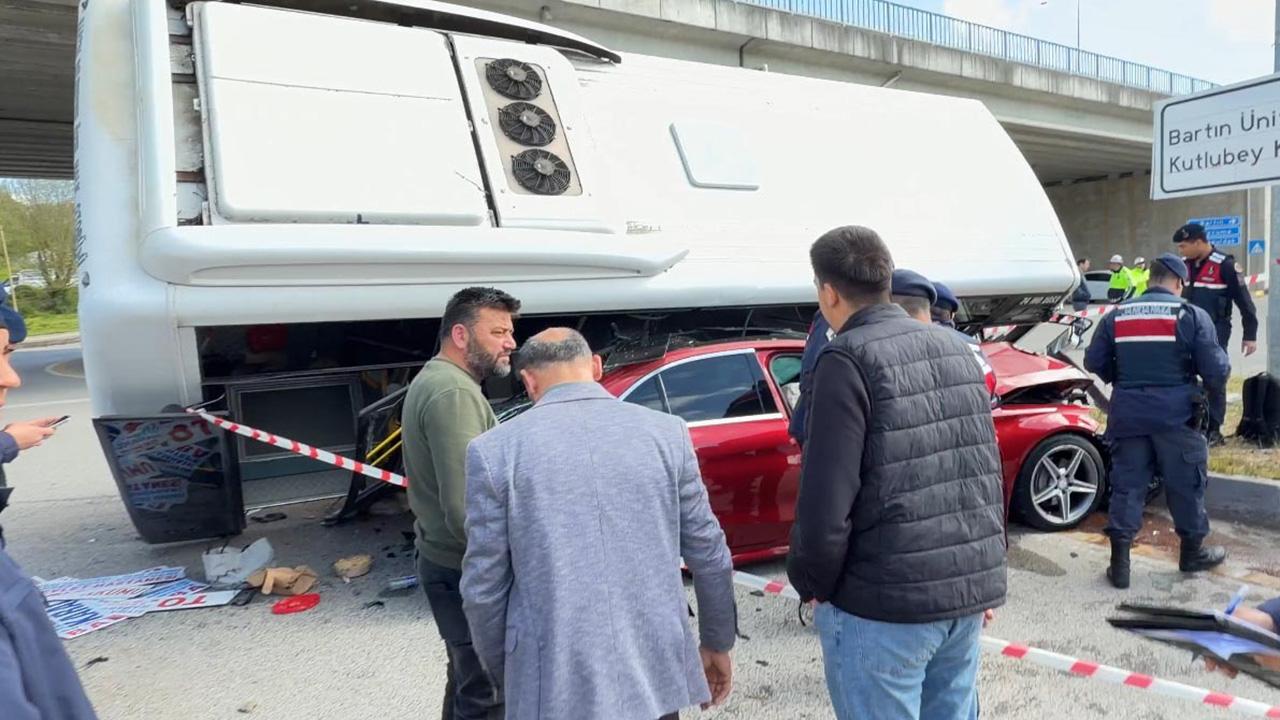 Bartın’da özel halk otobüsü ve otomobil kazasında 12 kişi hastanelik oldu