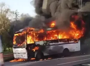 Bayrampaşa’da seyir halindeki servis midibüsü yangın sonucu kullanılamaz hale geldi