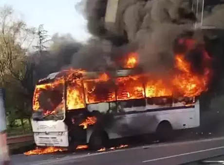 Bayrampaşa’da seyir halindeki servis midibüsü yangın sonucu kullanılamaz hale geldi