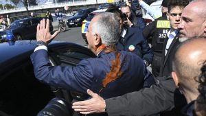 Berlin’de Rıza Pehlevi’ye Yönelik Çarpıcı Boyalı Protesto