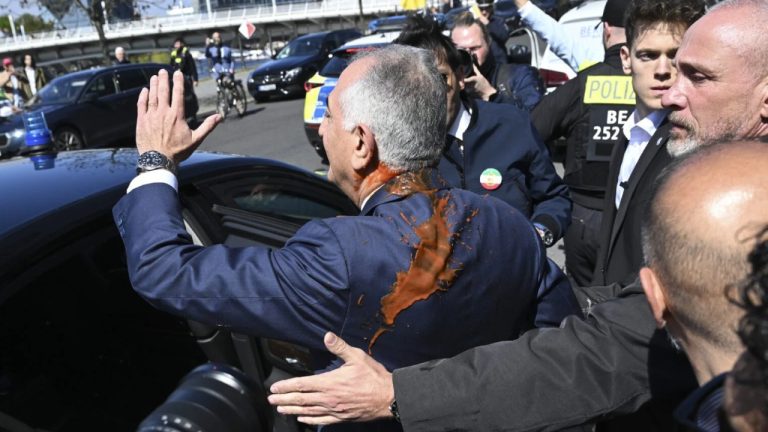 Berlin’de Rıza Pehlevi’ye Yönelik Çarpıcı Boyalı Protesto
