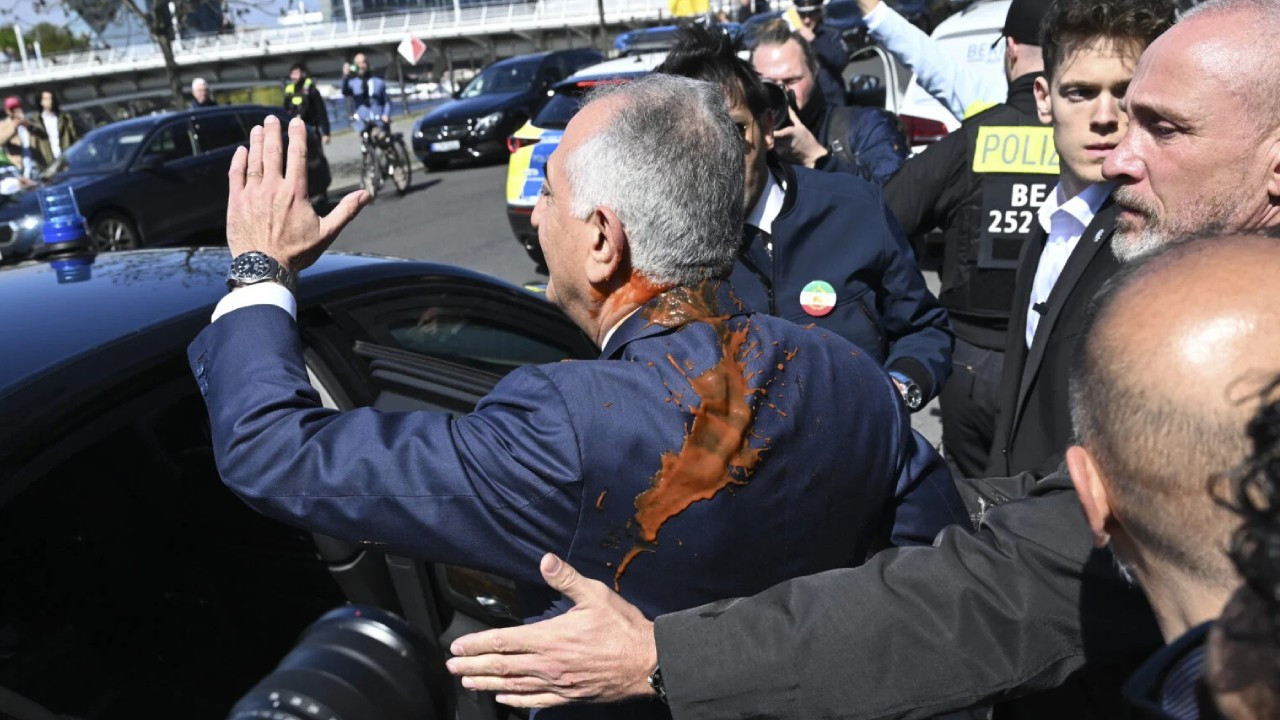 Berlin’de Rıza Pehlevi’ye Yönelik Çarpıcı Boyalı Protesto