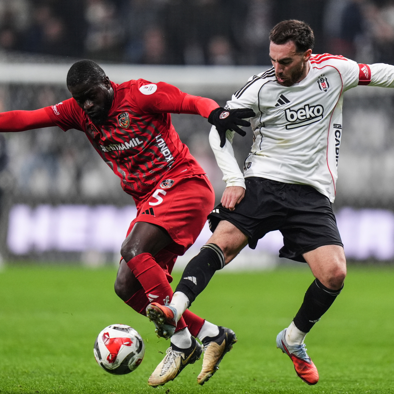 Beşiktaş, Gaziantep FK deplasmanında üst sıralar için kritik maça çıkıyor