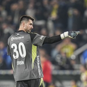 Beşiktaş kaleci Ersin Destanoğlu’nun maaşını artırarak yeni sözleşme sürecine hazırlanıyor