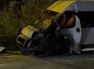 Beykoz’da meydana gelen kazada minibüs ile otomobilin çarpışması sonucu 11 kişi yaralandı