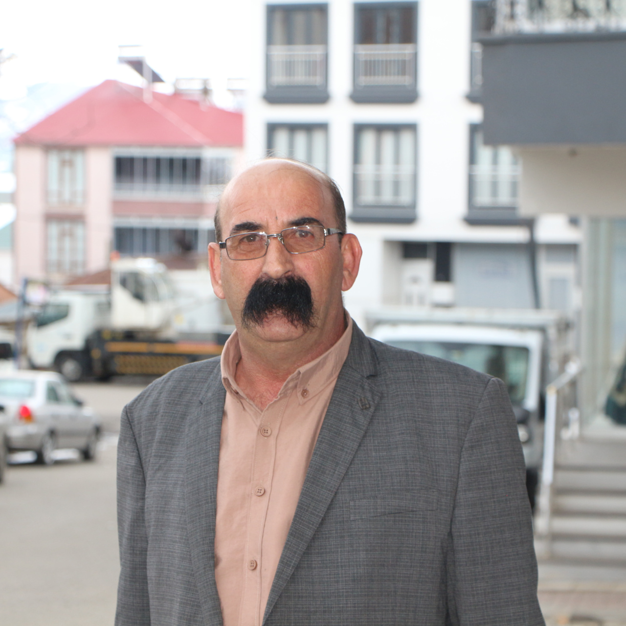 Bıyıklarıyla Fenomen Olan İlçe Başkanı: Orhan Avcı’nın Sosyal Medya Serüveni