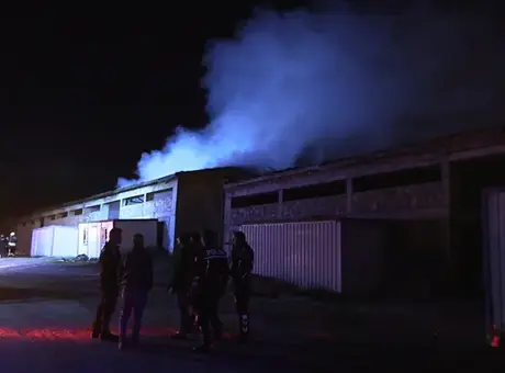 Bolu Karaköy’de gece çıkan yangın depoyu tamamen kullanılmaz hale getirdi