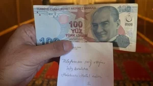 Bolu’da camide telefonunu şarj eden kişi helallik dileyerek 100 TL bıraktı