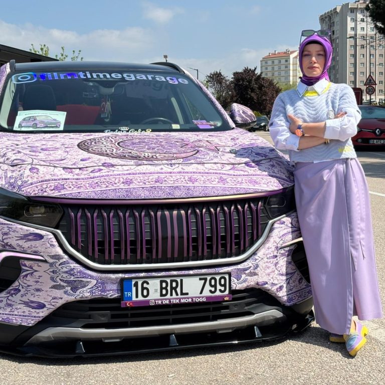 Bursa’da Mor Renk Tutkunu Firdevs Çakar Togg Aracını Ultraviyole Desenlerle Kaplattı