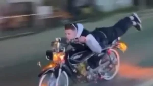 Bursa’da motosiklet sürücüsünün tehlikeli şovu trafik güvenliğini tehdit etti