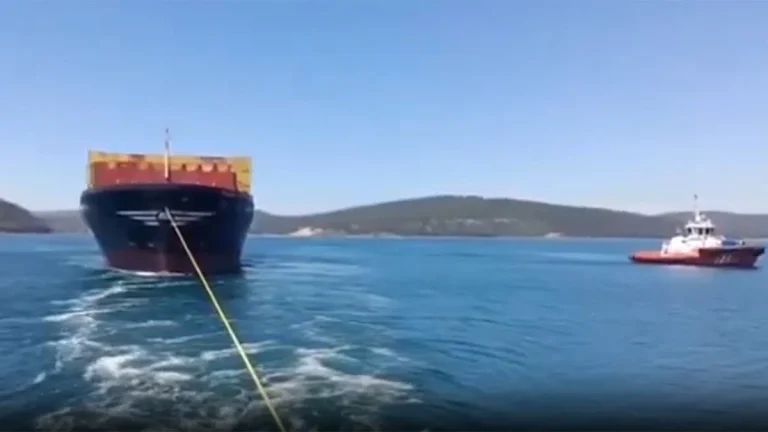 Çanakkale Boğazı’nda dev geminin makine arızası deniz trafiğini etkiledi