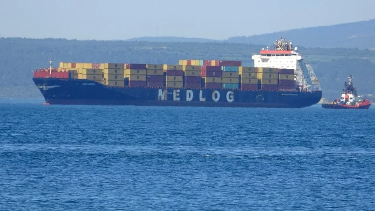 Çanakkale Boğazı’nda MED BEYKOZ konteyner gemisi arıza nedeniyle Karanlık Liman’a yönlendirildi