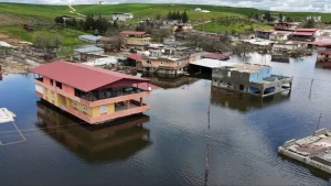 Diyarbakır’da Ambar Barajı’nın kapakları açıldı, Şerifoğulları Mahallesi su altında kaldı