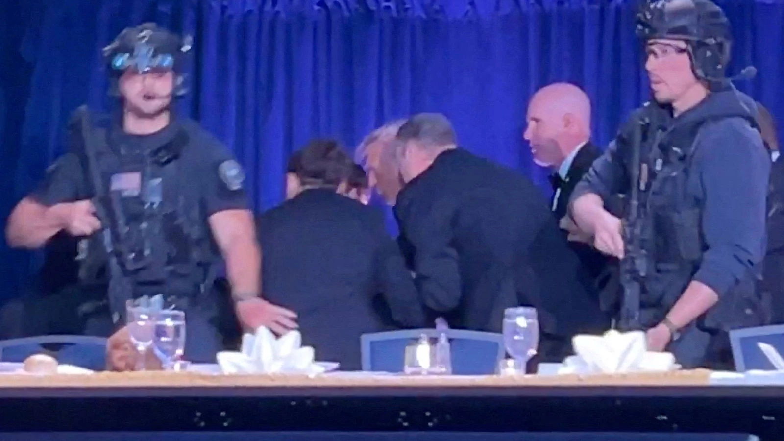 Donald Trump Beyaz Saray Muhabirleri Yemeğinde Silah Sesleri Üzerine Güvenlik Altına Alındı