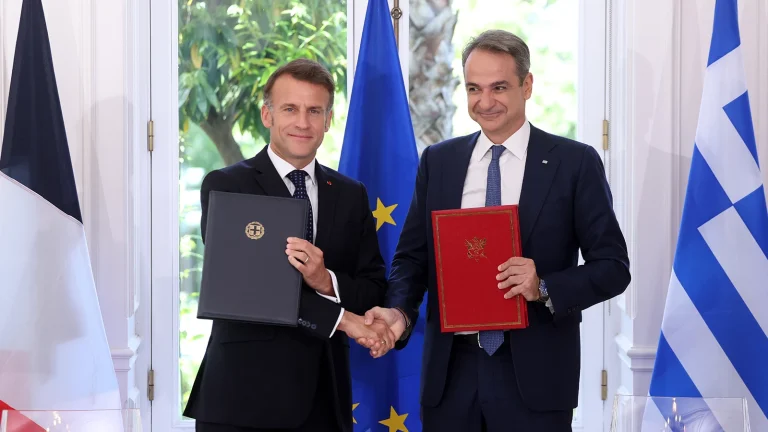 Emmanuel Macron’un Atina ziyareti Yunanistan’da eleştirilere neden oldu