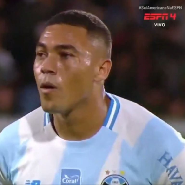 Eski Galatasaraylı Carlos Vinicius Gremio maçında 6 dakikada 3 penaltı kaçırdı