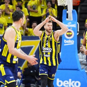 Fenerbahçe Beko EuroLeague play-off serisinde Zalgiris karşısında avantaj arıyor