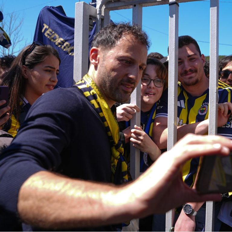 Fenerbahçe’den ayrılan Tedesco’ya Samandıra’da taraftarlar ve futbolculardan duygusal veda