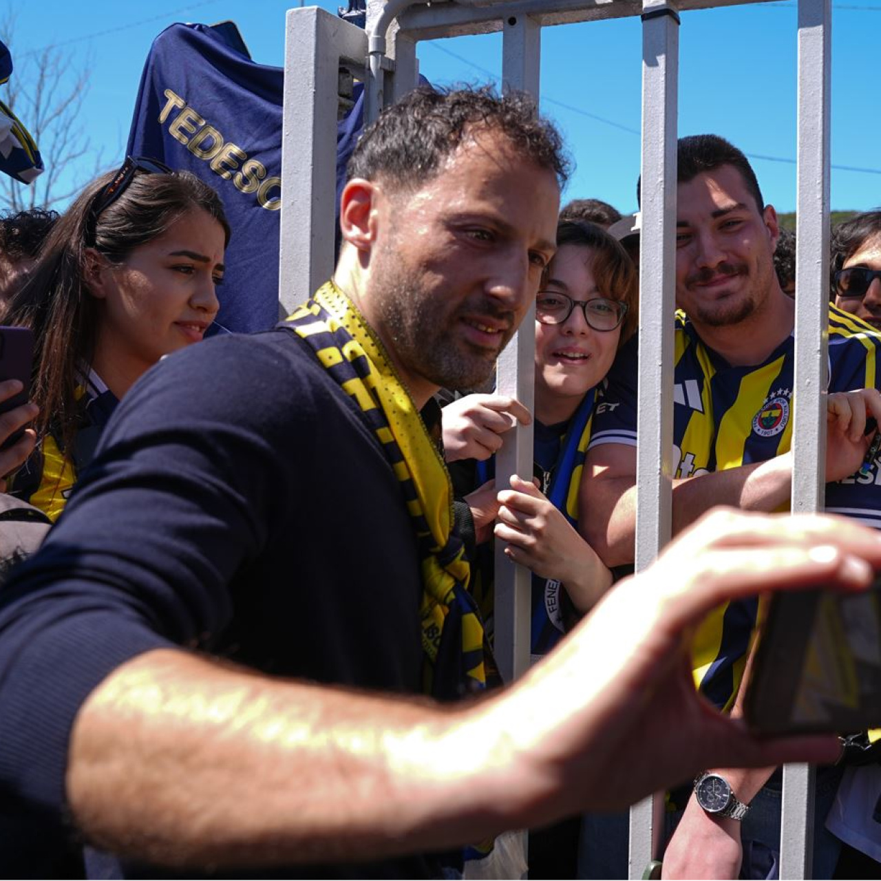 Fenerbahçe’den ayrılan Tedesco’ya Samandıra’da taraftarlar ve futbolculardan duygusal veda