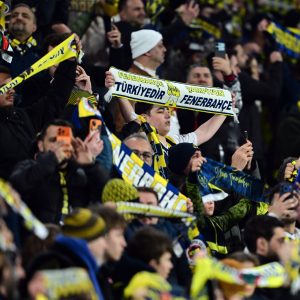 Fenerbahçe’nin Başakşehir maçı öncesi genç taraftarlara bilet jesti