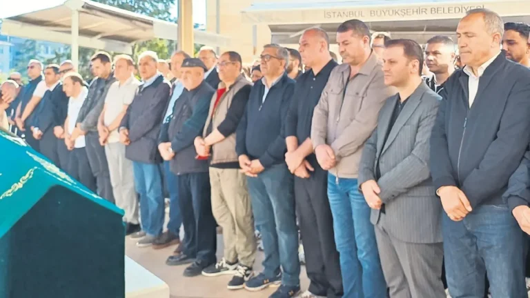 Gazeteci Evren Abdullahoğlu, annesi Tazegül Abdullahoğlu’na Avcılar Merkez Camii’nde veda etti