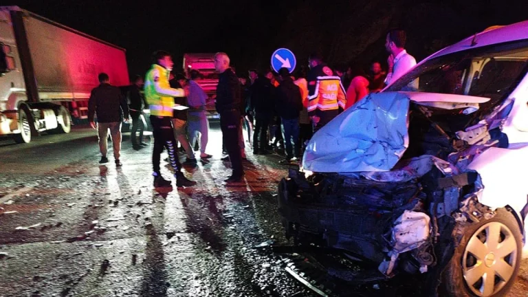 Hatay Belen’de iki otomobilin çarpışması sonucu 7 kişi yaralandı