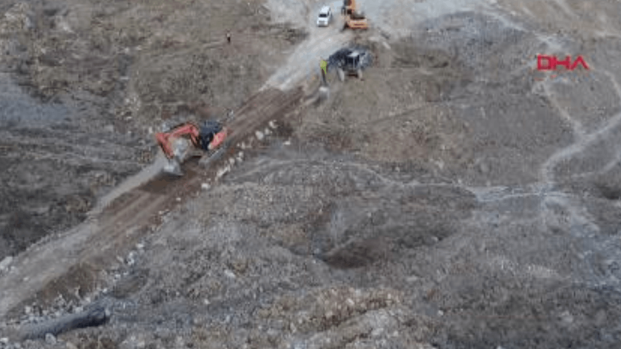 Heyelan Sonrası Hakkari-Van Yolu Yeniden Trafiğe Açıldı: Bölgedeki Riskler Sürüyor