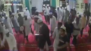 Hindistan’da camiye giren yılan namaz kılanları paniğe sevk etti