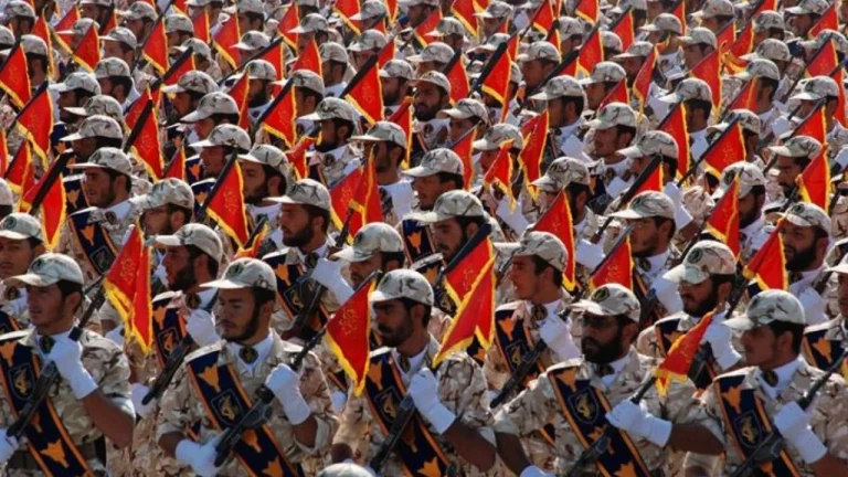 İran Devrim Muhafızları muhtemel saldırılara karşı esir kampları hazırlıyor