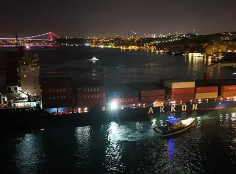 İstanbul Boğazı’nda dümen arızası yaşayan gemi yeniden tehlike atlattı