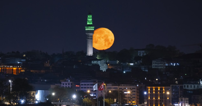 İstanbul’un Bulutsuz Gecesinde Dolunayın Büyülü Işıltısı Göz Kamaştırdı