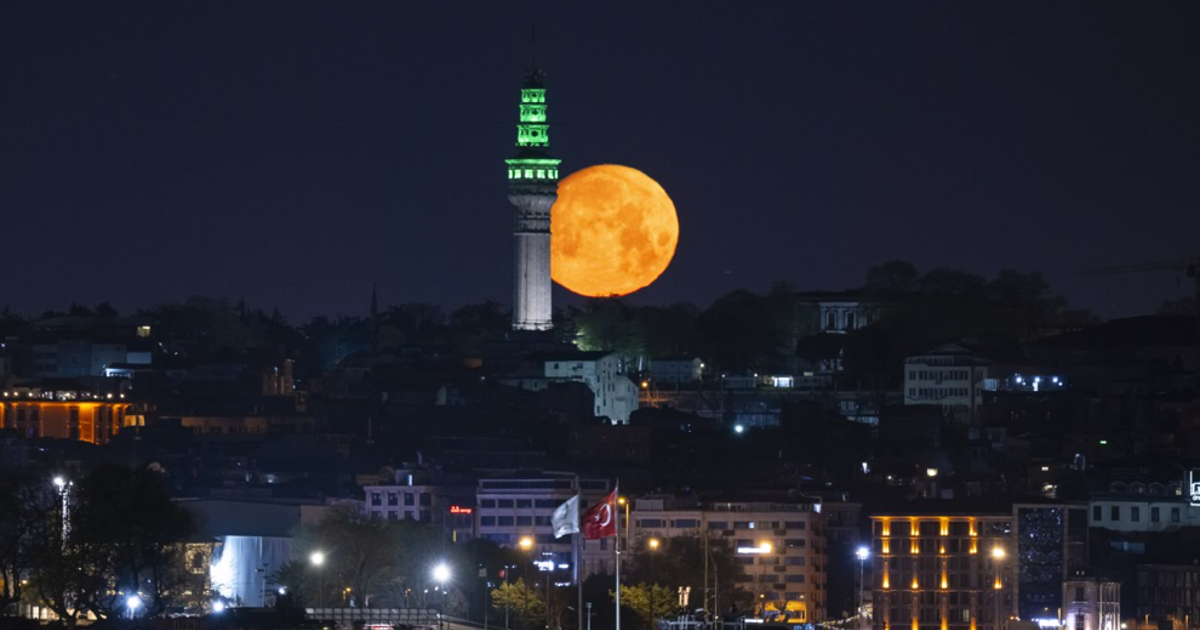 İstanbul’un Bulutsuz Gecesinde Dolunayın Büyülü Işıltısı Göz Kamaştırdı