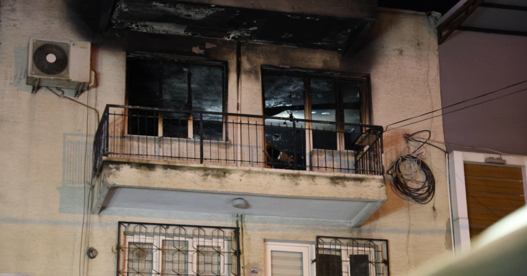 İzmir Bornova’da Ev Yangınında Baba Hayatını Kaybetti, Oğlu Entübe Altında