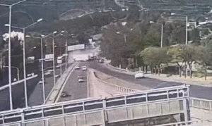 İzmir’de kontrolden çıkan tır dehşet saçtı, kazanın görüntüleri şok etkisi yarattı