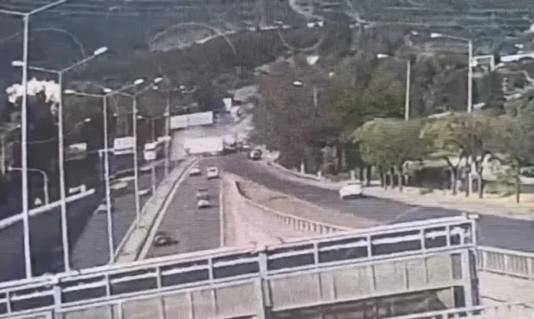 İzmir’de kontrolden çıkan tır dehşet saçtı, kazanın görüntüleri şok etkisi yarattı