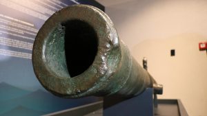 İzmir’de Sürpriz Keşif: Tarihi Gemi Topu Sergilenmeye Başladı