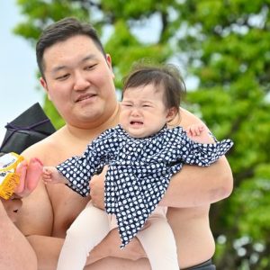 Japonya’nın Tarihi Ritüeli: Ağlayan Bebek Sumo Yarışması